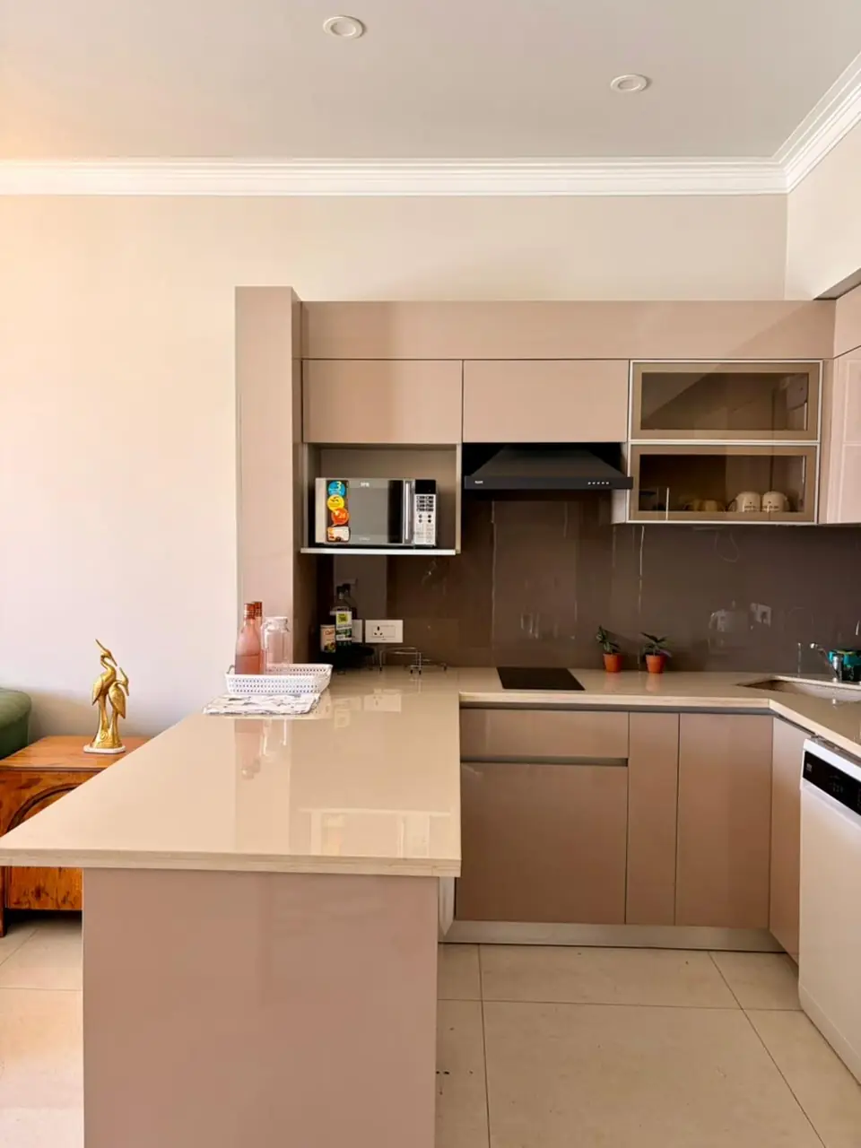 Kitchen with breakfast counter