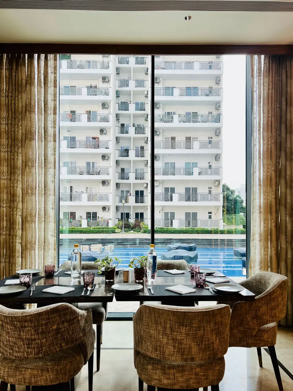 Clubhouse restaurant overlooking the water