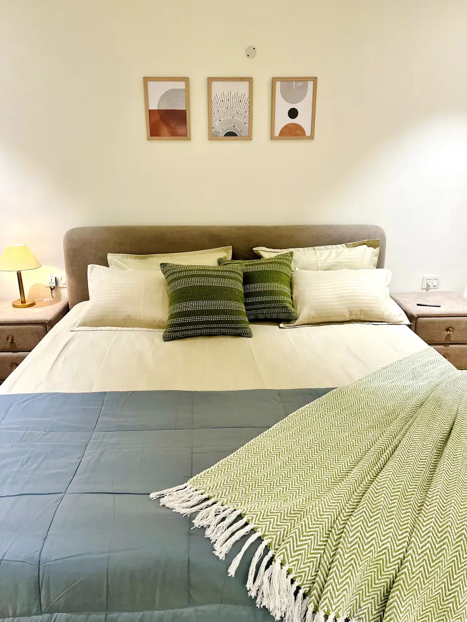 King bed with green cushions