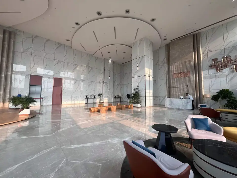 Ground-floor waiting area and help desk